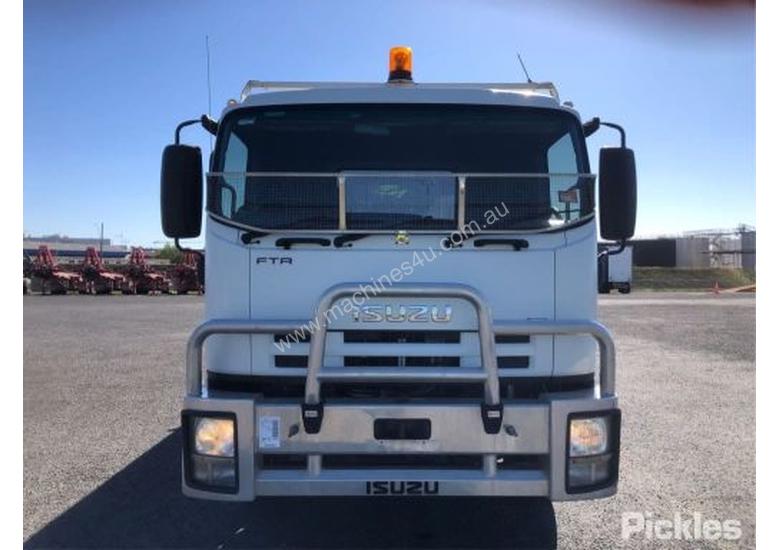 caption 2010 Isuzu FTR900 Long