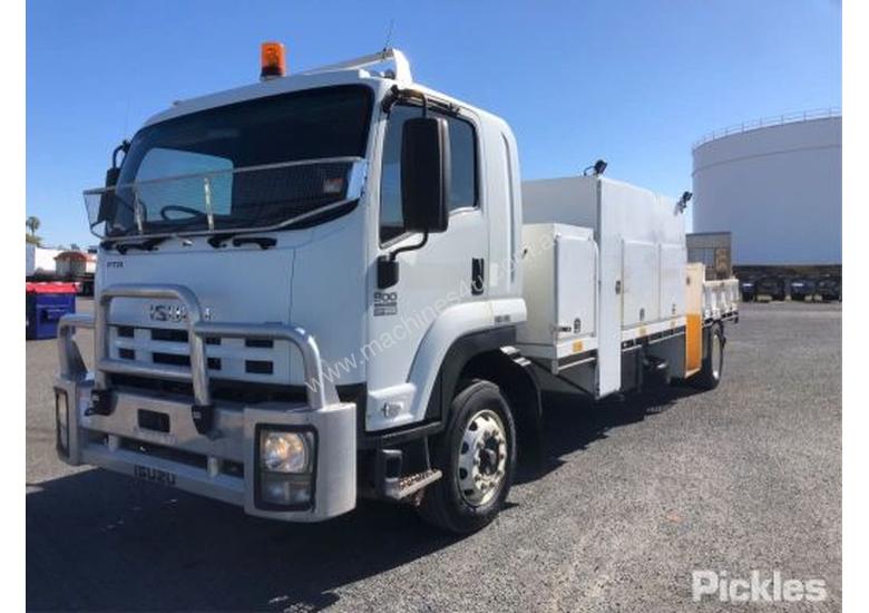 caption 2010 Isuzu FTR900 Long
