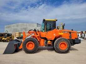 2017 DOOSAN DL200 11.3T ARTICULATED WHEEL LOADER WITH 760 Hrs - picture2' - Click to enlarge