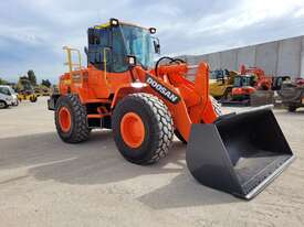 2017 DOOSAN DL200 11.3T ARTICULATED WHEEL LOADER WITH 760 Hrs - picture0' - Click to enlarge