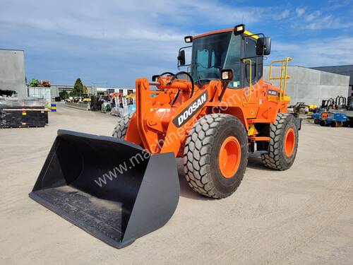 2017 DOOSAN DL200 11.3T ARTICULATED WHEEL LOADER WITH 760 Hrs