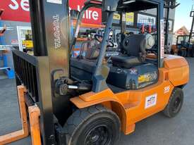 Used Toyota 5.0TON Forklift  - picture1' - Click to enlarge