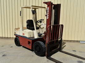 Nissan 2.5 Tonne Forklift Diesel Container Entry Mast - picture2' - Click to enlarge