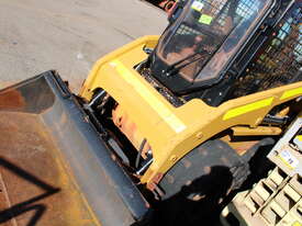 2013 CATERPILLAR 226B3 SKIDSTEER LOADER - picture0' - Click to enlarge