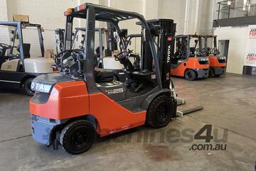 8FG25 DELUXE 44012 2.5 TON 2500 KG CAPACITY LPG GAS FORKLIFT 4500 MM 3 STAGE CONTAINER MAST