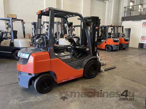 caption 8FG25 DELUXE 44012 2.5 TON 2500 KG CAPACITY LPG GAS FORKLIFT 4500 MM 3 STAGE CONTAINER MAST