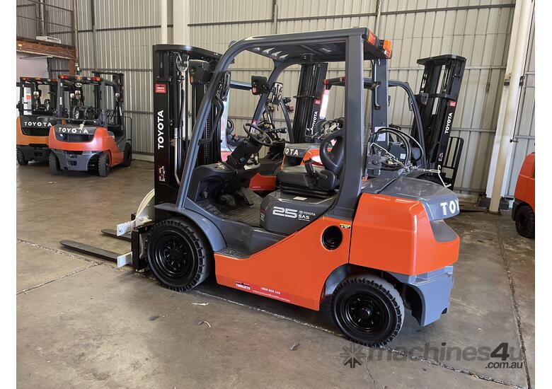 caption 8FG25 DELUXE 44012 2.5 TON 2500 KG CAPACITY LPG GAS FORKLIFT 4500 MM 3 STAGE CONTAINER MAST