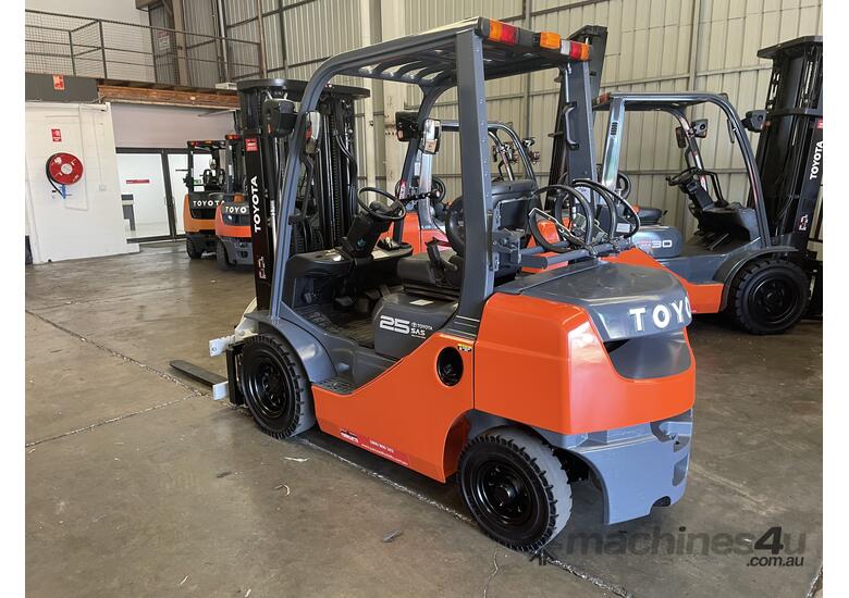 caption 8FG25 DELUXE 44012 2.5 TON 2500 KG CAPACITY LPG GAS FORKLIFT 4500 MM 3 STAGE CONTAINER MAST
