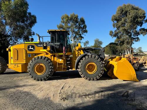 2019 DEERE 744L 17
