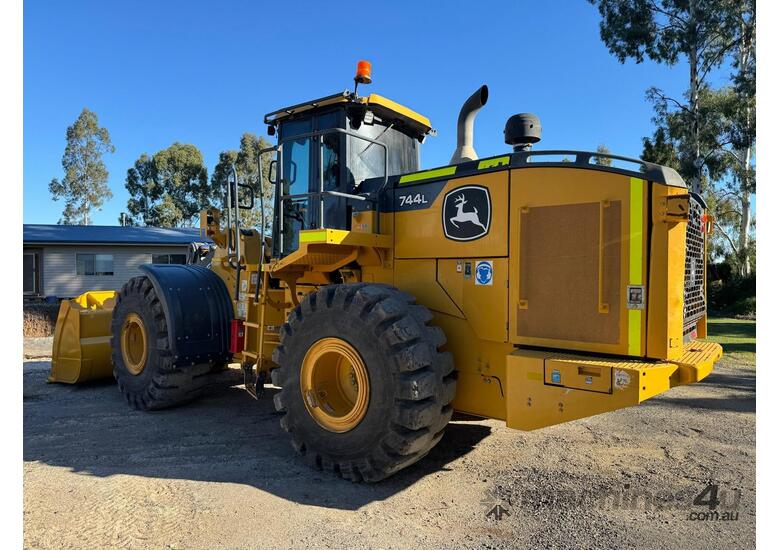 2019 DEERE 744L 17