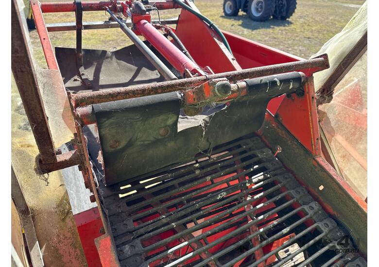 caption 1998 Grimme SE75-20 Potato Harvester