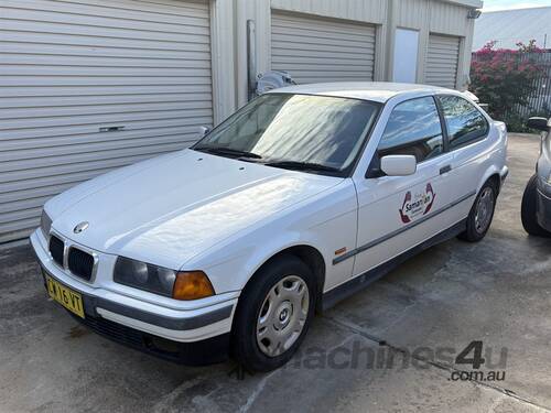 caption 1997 BMW 316 i Sedan