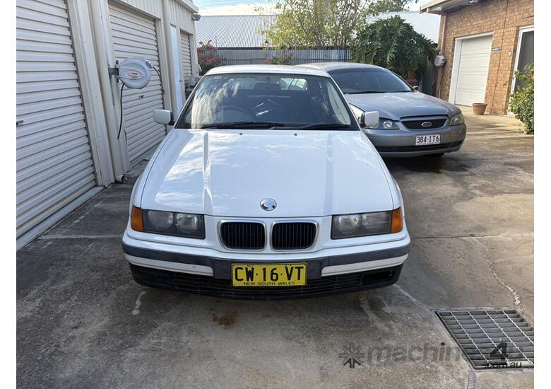 caption 1997 BMW 316 i Sedan