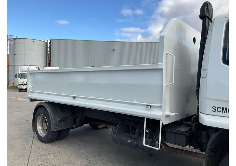 caption 2010 Mitsubishi Fuso Fighter FM600 Tipper