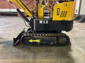 1.2tn Mini Excavator - picture2' - Click to enlarge