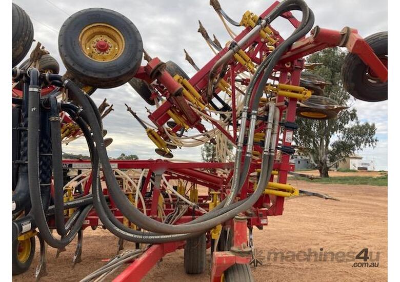 caption 2016 BOURGAULT 8910 AIRSEEDER
