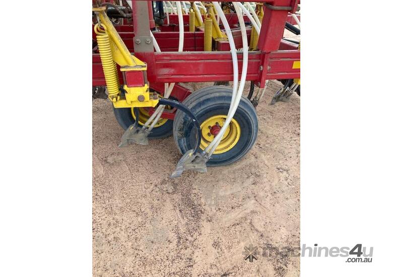caption 2016 BOURGAULT 8910 AIRSEEDER