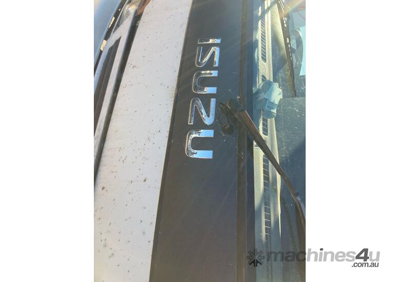 caption 1999 Isuzu NPR 400 Tipper
