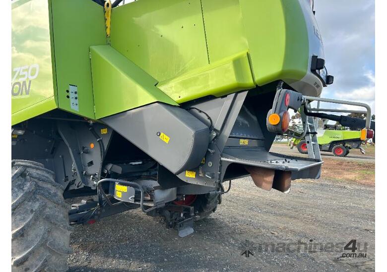 caption Claas 750 with 900 Vario & Countrywide pick up front