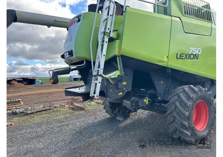 caption Claas 750 with 900 Vario & Countrywide pick up front