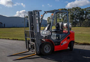 Extremely low hour 2.5t container Forklift