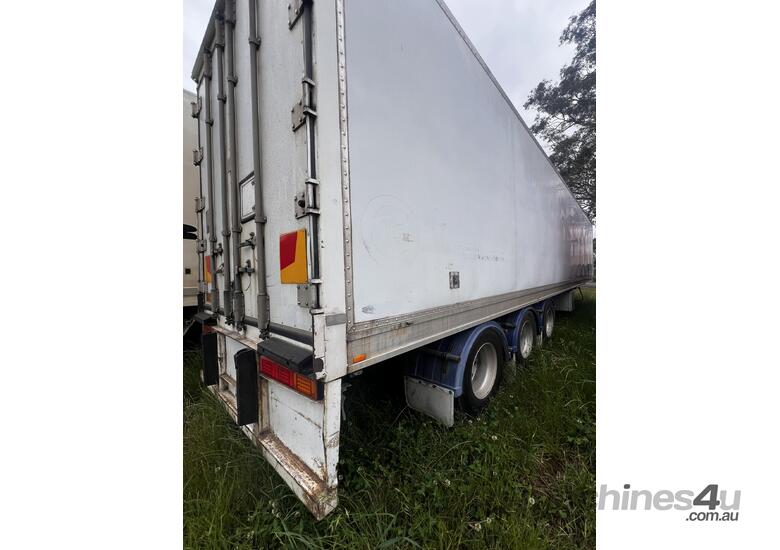 2006 REFRIGERATED TRI-AXLE TRAILER