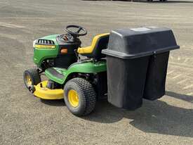 2015 JOHN DEERE D110 RIDE-ON LAWN MOWER - picture1' - Click to enlarge