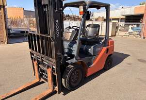 Toyota 2.5t Diesel 3 stage Container Mast Forklift