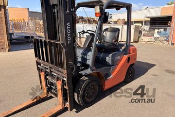 Toyota 2.5t Diesel 3 stage Container Mast Forklift