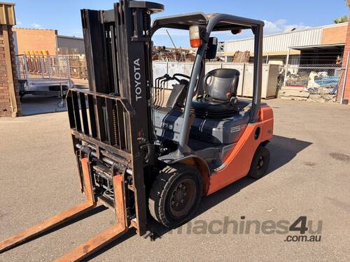 Toyota 2.5t Diesel 3 stage Container Mast Forklift