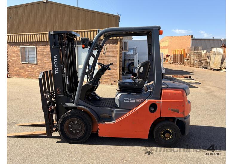 Toyota 2.5t Diesel 3 stage Container Mast Forklift