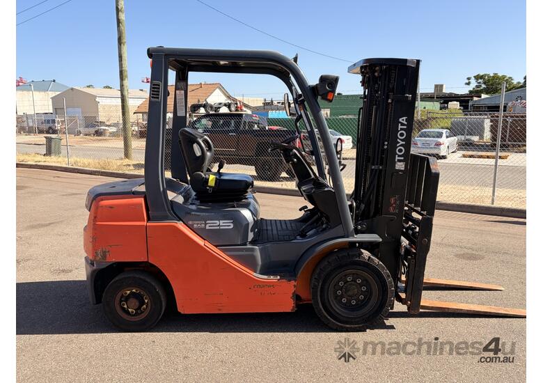 Toyota 2.5t Diesel 3 stage Container Mast Forklift