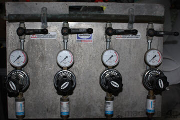 4 way oxy acetylene gas 8 x Regulator portable man 4 way oxy acetylene gas 8 x Regulator portable man