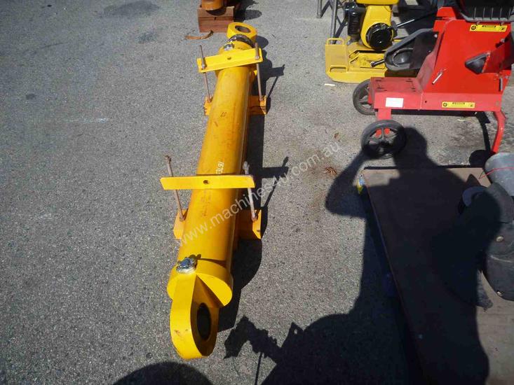 caption SINGLE HYDRAULIC RAM/ 2500MM COLLAPSED
