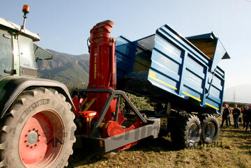 Seppi MIDIFORST drago discharge forestry mulcher with collection into trailer