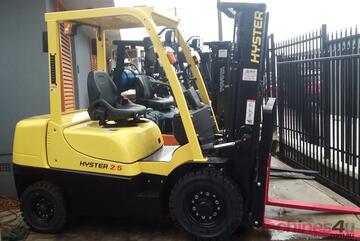 ACTIVE FORKLIFTS - Hyster 2.5 Ton Diesel Forklift Side Shift Container Mast Late model