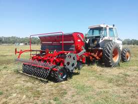 UNIA AMBER 900/3 DRIVE SINGLE DISC SEED DRILL (3.0M) - picture0' - Click to enlarge