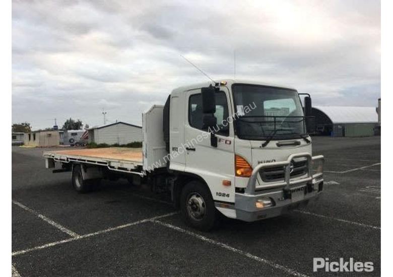 caption 2010 Hino FD1J