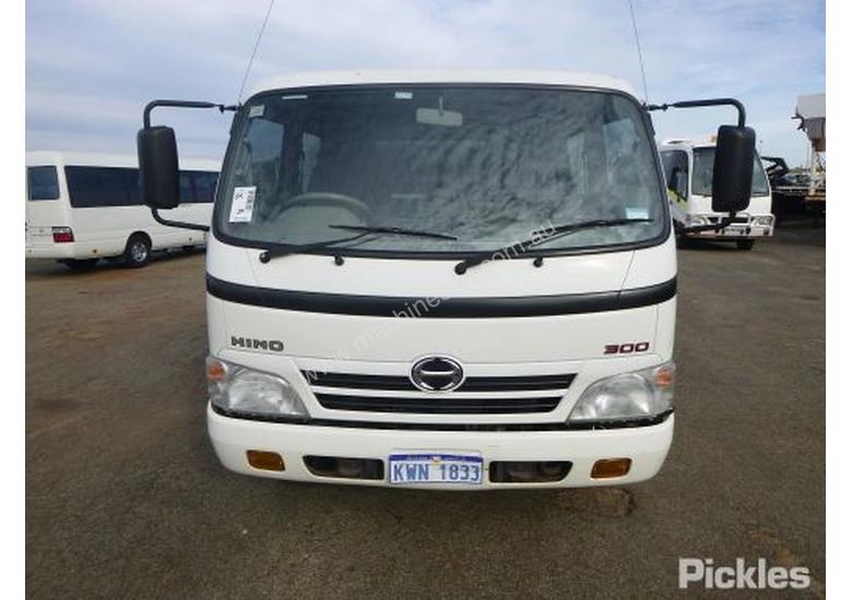 caption 2010 Hino 300 816
