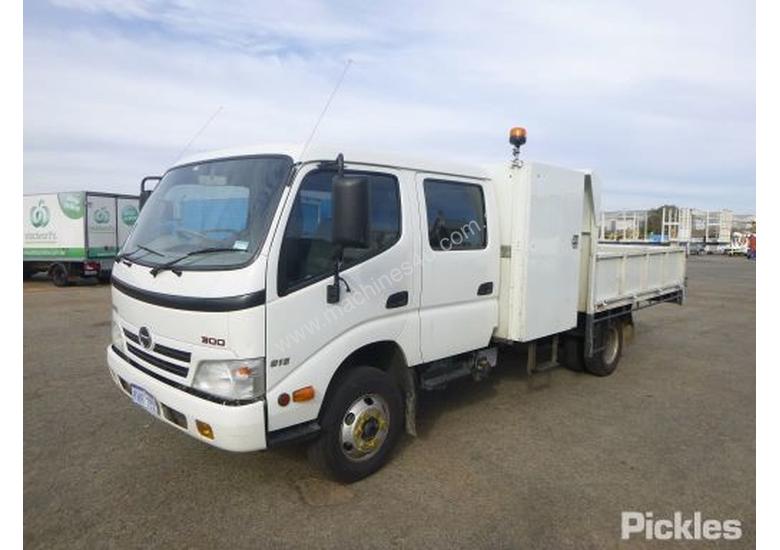 caption 2010 Hino 300 816