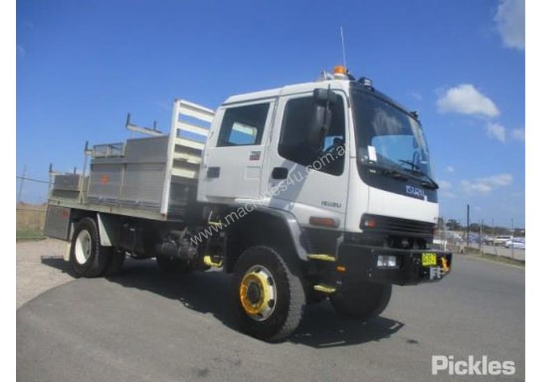 caption 2004 Isuzu FTS750