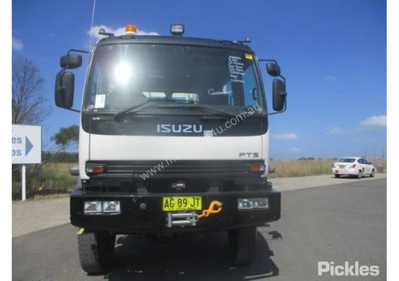 caption 2004 Isuzu FTS750