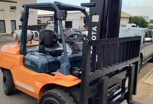 ACTIVE FORKLIFTS - Forklift 5 Ton gas Toyota wide carriage solid dual wheels 5000mm lift
