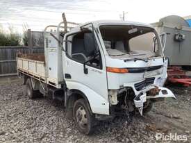 2002 Hino DUTRO 2 - picture0' - Click to enlarge