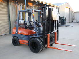 Toyota 3t Forklift - picture1' - Click to enlarge