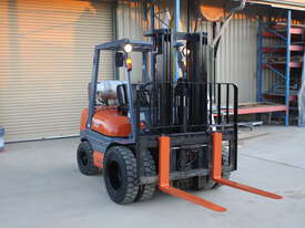 Toyota 3t Forklift - picture2' - Click to enlarge
