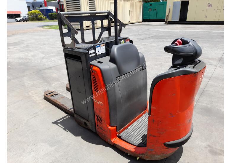 Linde ride on store pallet truck