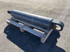 Unit Rig MT4400 - Steering Cylinder - picture0' - Click to enlarge