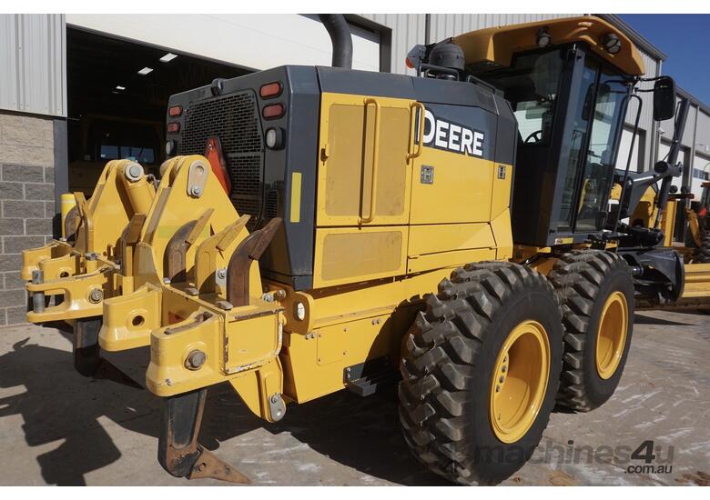 caption 2016 John Deere 672G
