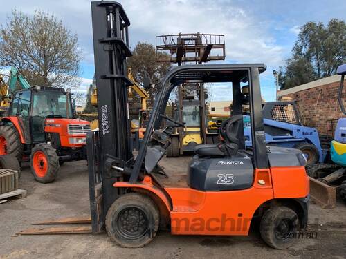 caption Toyota 7FD25-13093 Forklift – 2.5T Diesel, Ideal for Heavy Lifting & Warehouse Operations!